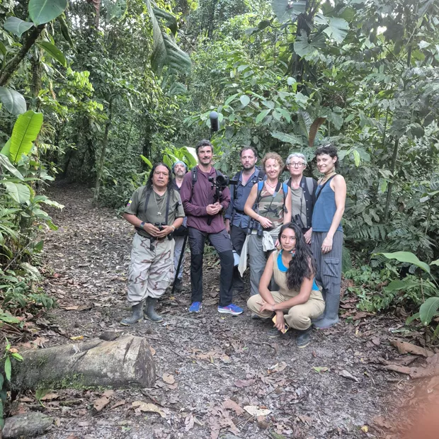 Héctor Vargas with the whole group of travelers on the trail
